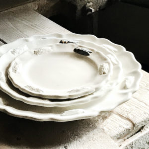Assiettes festonnées de la Collection d'Art de la Table Décor Cigale