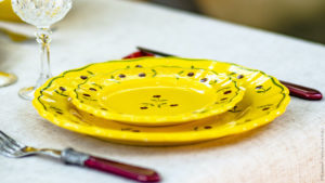 Assiettes Louis XV - Collection Art de la Table Semis Jaune - La Collection Héritage des Faïences Louis Sicard