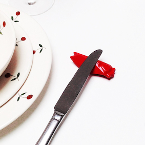 Repose Couteau Rouge Cigale Évocation sur une table avec les assiettes Semis Blanc - Faïences Louis Sicard