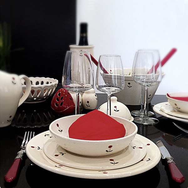 Table avec le service Semis Blanc des Faïences Louis Sicard