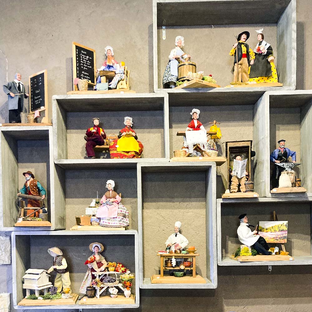 Collection de Santons habillés : Vieux Métiers et Scènes de Vie sur socle en bois